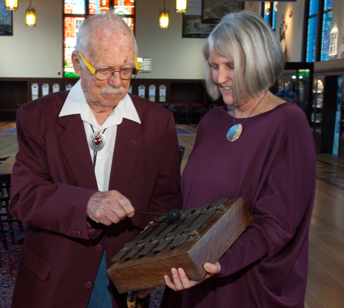 Robert Sanford plays the FSCW chimes as Florida State first lady Molly Barron looks on.