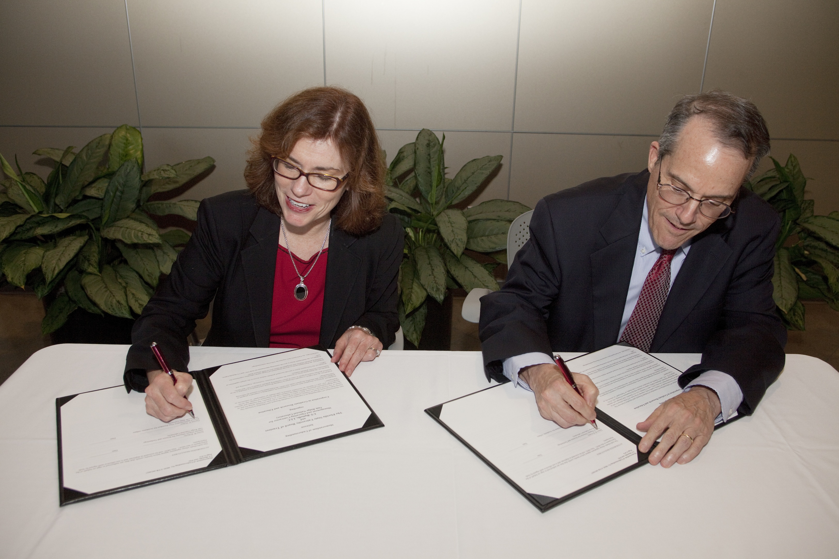 Florida State University Provost and Executive Vice President for Academic Affairs Garnett Stokes, left, and James Roberto, Oak Ridge National Laboratory’s associate laboratory director for Science and Technology Partnerships, sign a memorandum of understanding between the two organizations.