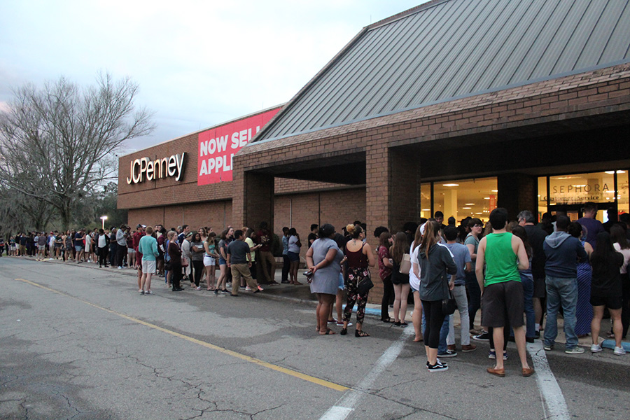 More than 700 Florida State students came out to JCPenney for a new professional wardrobe at a discounted price during the inaugural Seminole Suit-Up event Feb. 25. (Photo: FSU Career Center)