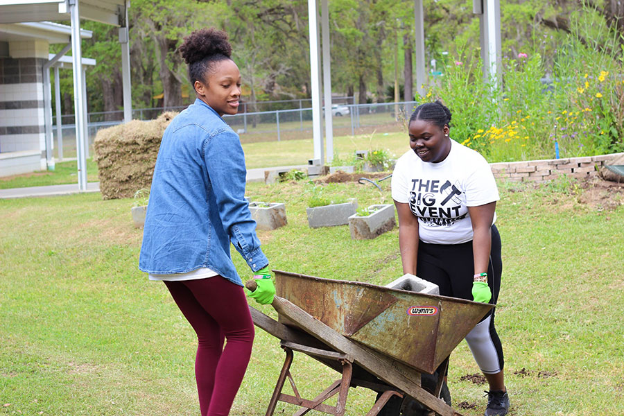 Students volunteer during The Big Event 2019. (Valeria Rivadeneira)