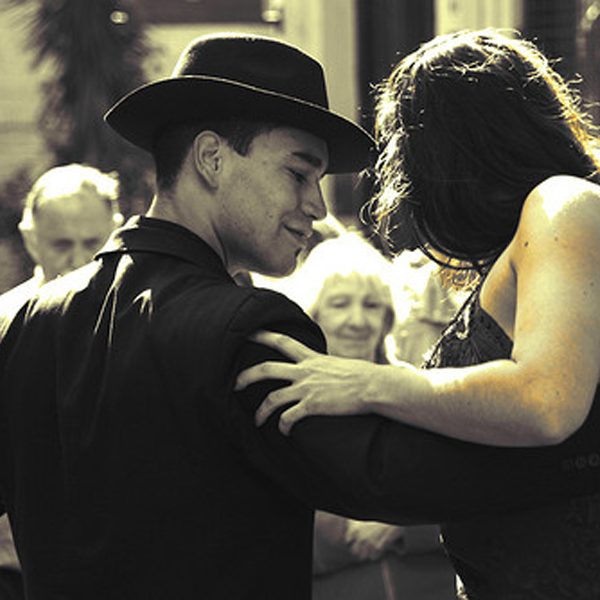 Tango dancers in Buenos Aires, Argentina. Photo by: Gustavo Brazzalle / Wikimedia Commons