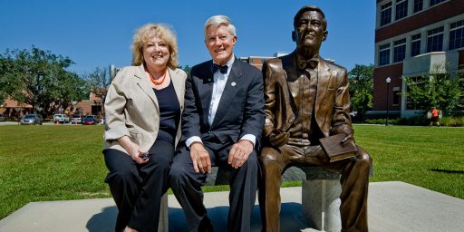 D’Alemberte and Hurt in 2009 after he gave a Grand Rounds presentation at the College of Medicine. The two old friends took time afterward to admire the new statute of D’Alemberte that had been placed between the College of Medicine and the Psychology building (the statue has since been moved to the College of Law).