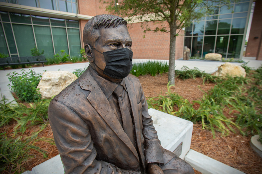Former President Eric Barron's statue, set in front of the new EOAS Building, dons a face mask during the pandemic. (FSU Photography Services)