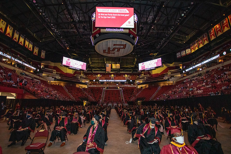 FSU comemora alunos resilientes durante a graduação pessoalmente