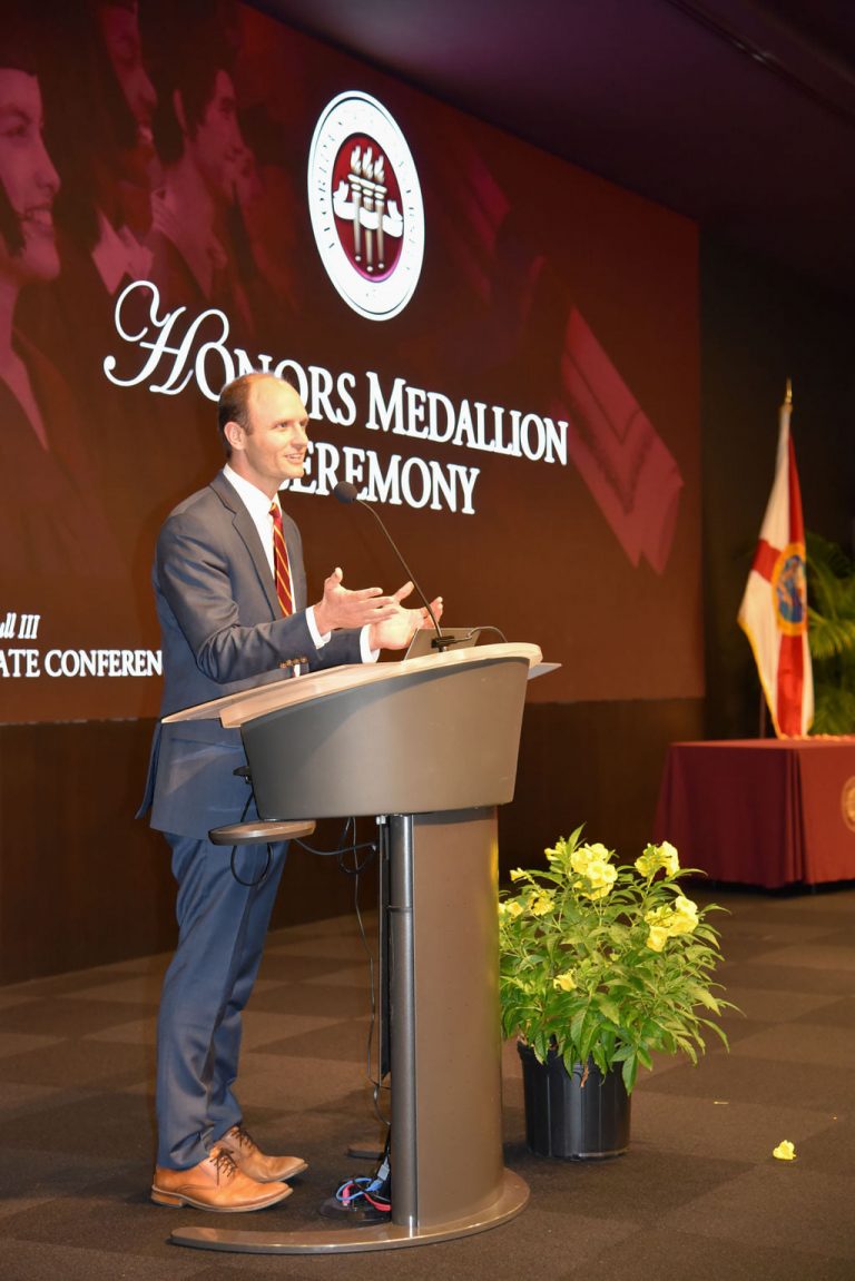 FSU awards honors medallions to fall 2021 graduates Florida State