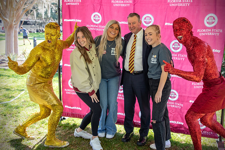 FSU President Richard McCullough joins students in showing appreciation for alumni, friends and donors during Thank a Nole Day, on Feb. 10, 2022. (FSU Photography Services)