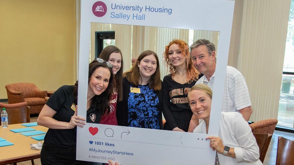 President Richard McCullough Tours residence halls during move-in Aug. 19, 2021. (FSU Photography Services)