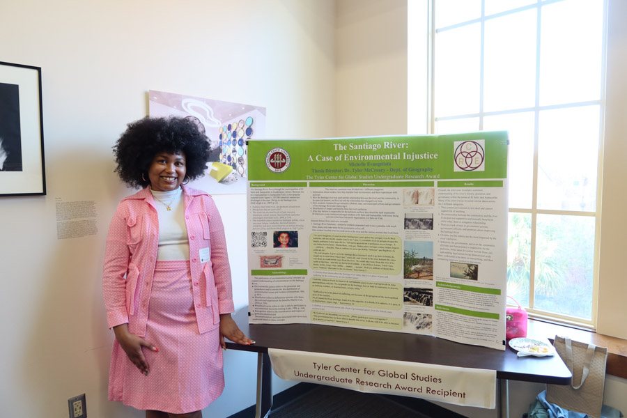 Student Michelle Evangelista at the 2022 President's Showcase of Undergraduate Research Excellence.