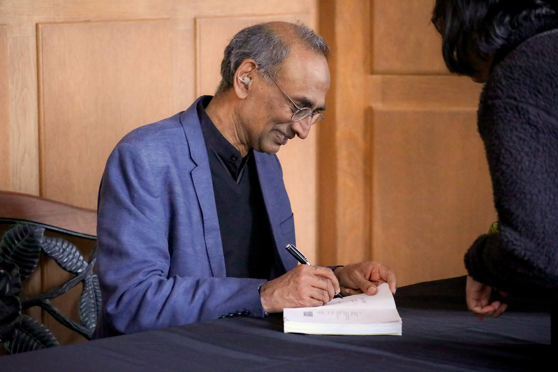 Venkatraman “Venki” Ramakrishnan greets guests during a signing of his book “Gene Machine: The Race to Decipher the Secrets of the Ribosome.” (Devin Bittner)