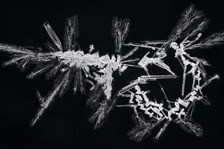 A microscope image of potassium nitrate. (Courtesy of Oliver Steinbock)