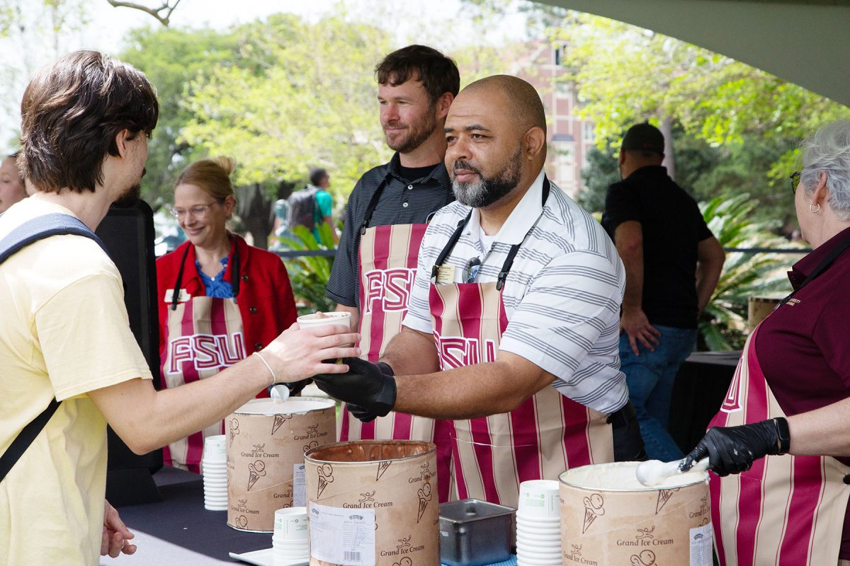 Students, faculty and staff gathered to enjoy delicious ice cream treats, handed out by President McCullough, First Lady Vartikar and other university administrators. (Florida State University/Samantha Haas)