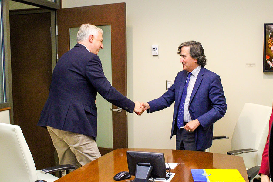 Serhiy Kvit (left), president of the National University of Kyiv-Mohyla Academy (NaUKMA), shakes hands with FSU Provost and Vice President for Academic Affairs James Clark. (Elliott Finebloom/Learning Systems Institute)
