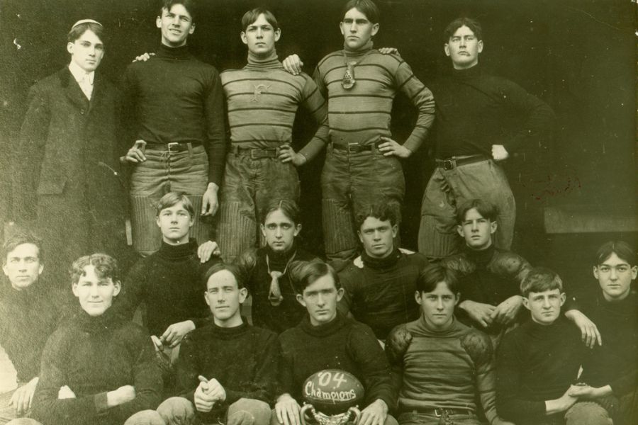 Football players from the year 1904 posing for a photo.