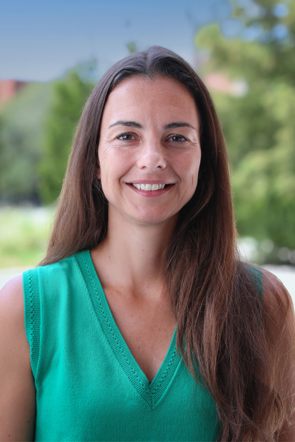 A photo portrait of Mariana Fuentes.