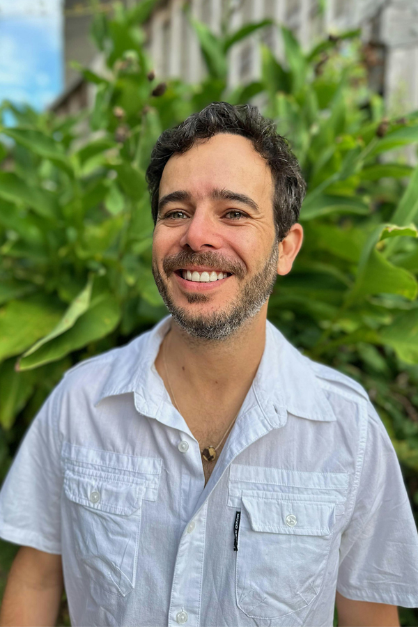 A photo portrait of Armando Barsante Santos.